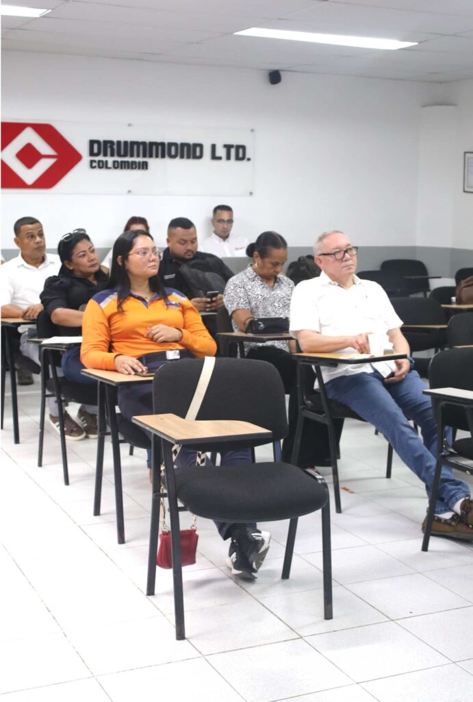 *El Alcalde de Ciénaga, Luis
Fernández Quinto, asistió a la
socialización con el fin de conocer los
resultados de los procesos que
realiza Drummond Ltd.