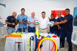 *Momento de la entrega oficial de elementos deportivos por parte de Drummond Ltd. al municipio de
Ciénaga en representación de su alcalde y de los líderes de la Estrategia Deportiva.