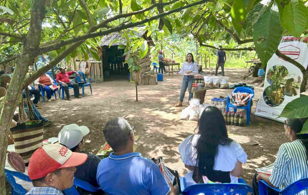 *Amalí Blanco Bohórquez, coordinadora de proyectos de RSC de Drummond Ltd., durante la entrega en Rincón Hondo.