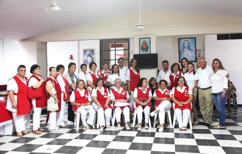 The Social Volunteers who work at the Sagrado Corazón de Jesús nursing home along with the home’s director, Sonia Sánchez, and representative of different departments from Drummond Ltd.